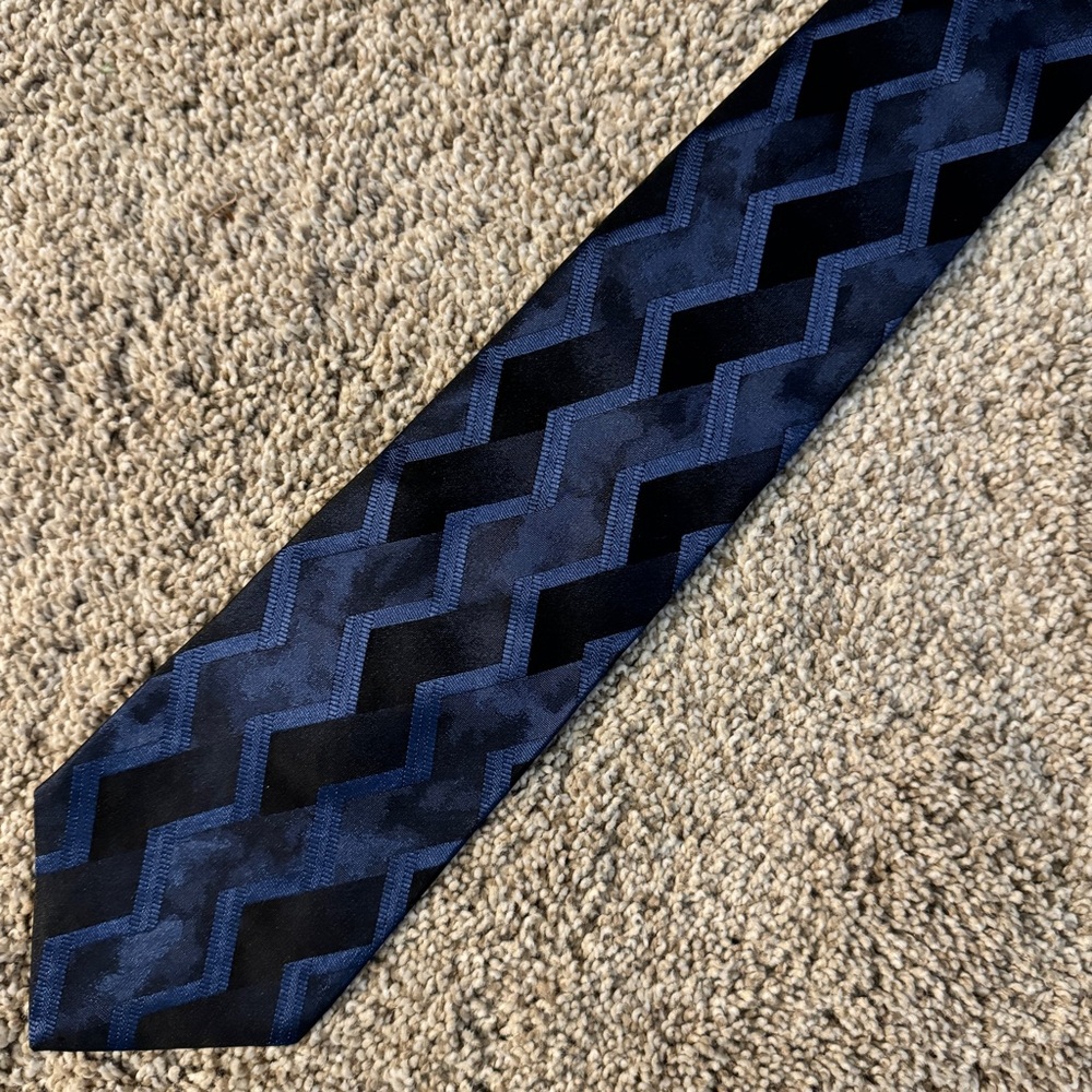 EUC Murano Italy 100% Silk Tie Necktie w/ Arresting Blue Zigzag Pattern. Wow!